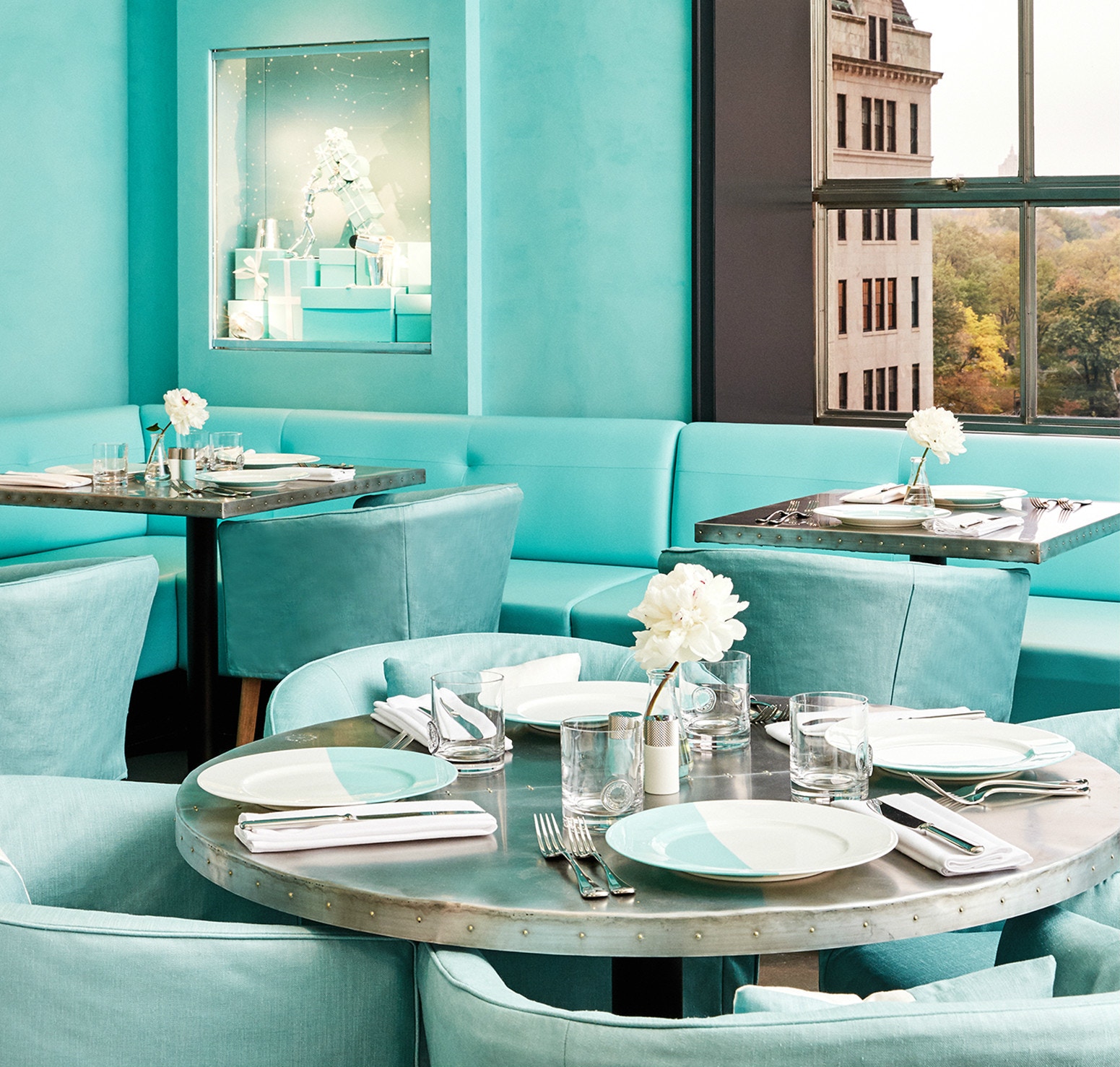 看準這家實體店鋪背後獨特的影響力,Tiffany砸了2.5億美元重新裝修店鋪,將旗艦店的四樓,改裝成藍盒子咖啡館(Blue Box Café)。(Tiffany官網) 看準這家實體店鋪背後獨特的影響力,Tiffany砸了2.5億美元重新裝修店鋪,將旗艦店的四樓,改裝成藍盒子咖啡館(Blue Box Café)。(Tiffany官網)