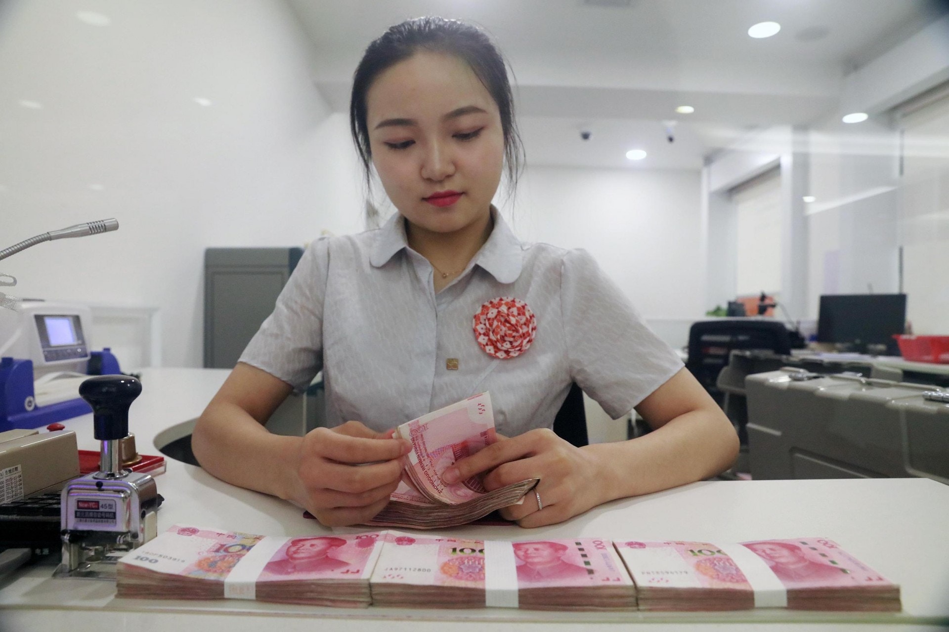 人民幣高開低收在岸價跌72點子港元匯價重上87