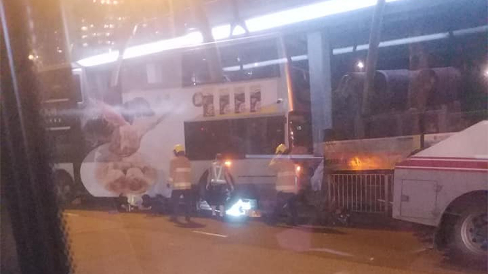 消防接報到場協助移除車底的鐵枝。（網民Ivan Wu圖片）