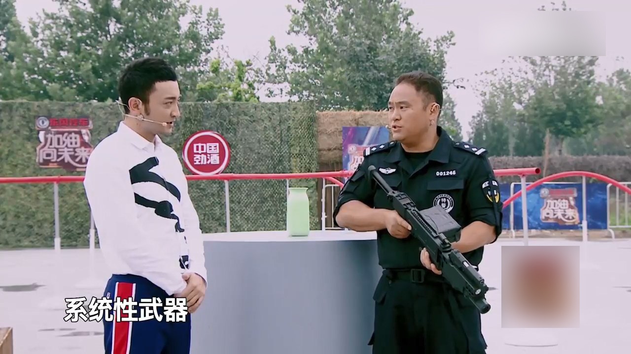 央視節目《加油！向未來》日前請來內地特警在示範如何使用轉彎槍，但卻有眼利的網民發現特警在開槍後沒有了眼鏡，疑似剪接出問題。（央視短片截圖）
