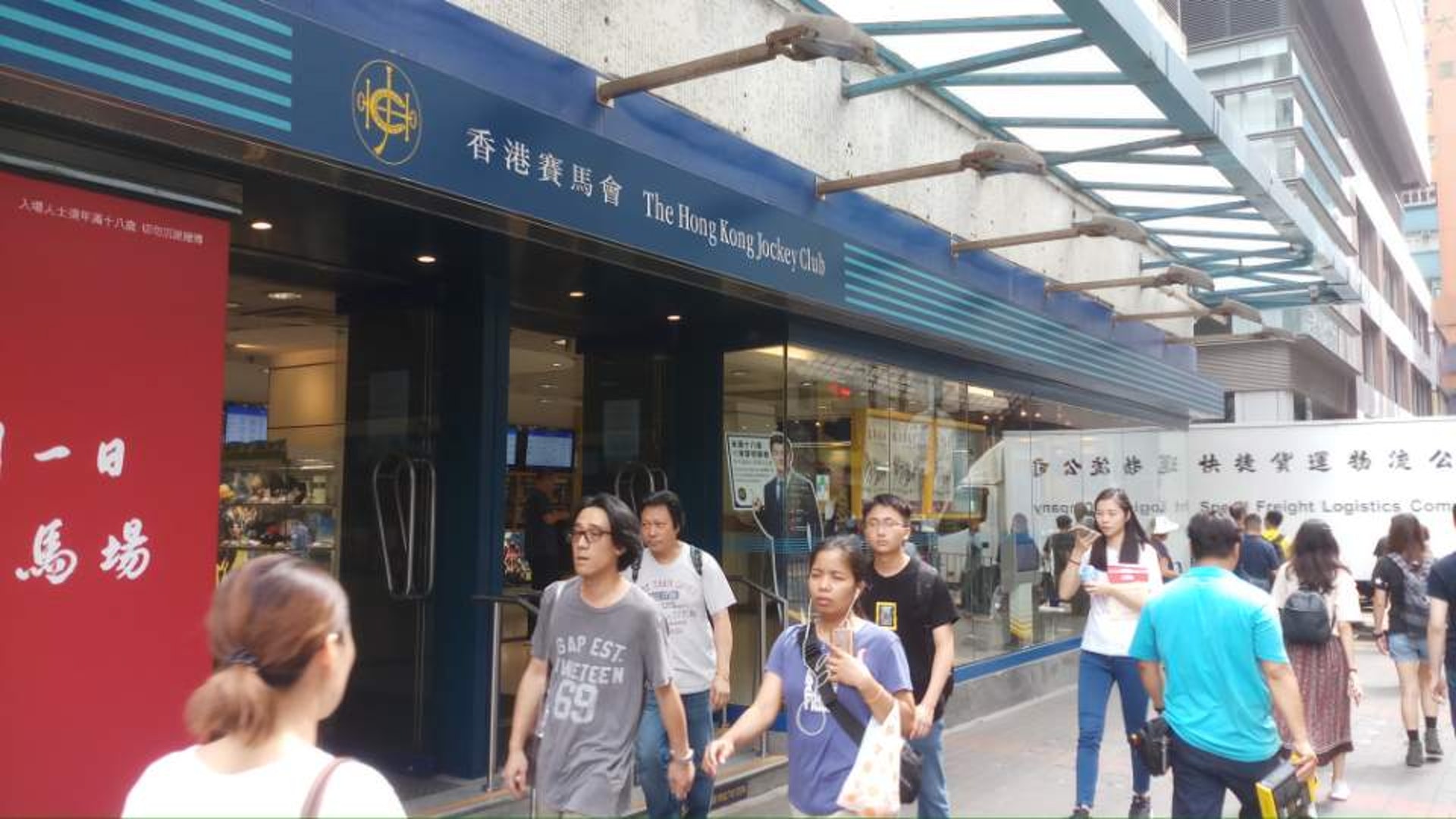 近年中秋金多寶頭獎幸運兒,主要在投注站購買彩票中獎。(黃偉超攝) 近年中秋金多寶頭獎幸運兒,主要在投注站購買彩票中獎。(黃偉超攝)