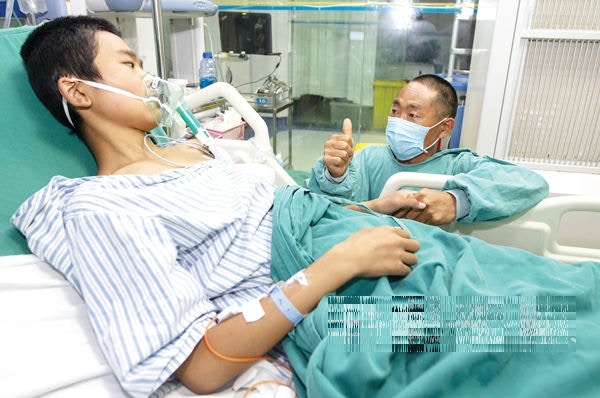 　湖北15歲少年撿膠杯「喝水」誤中百草枯劇毒，留醫1個月終不治。（十堰晚報）