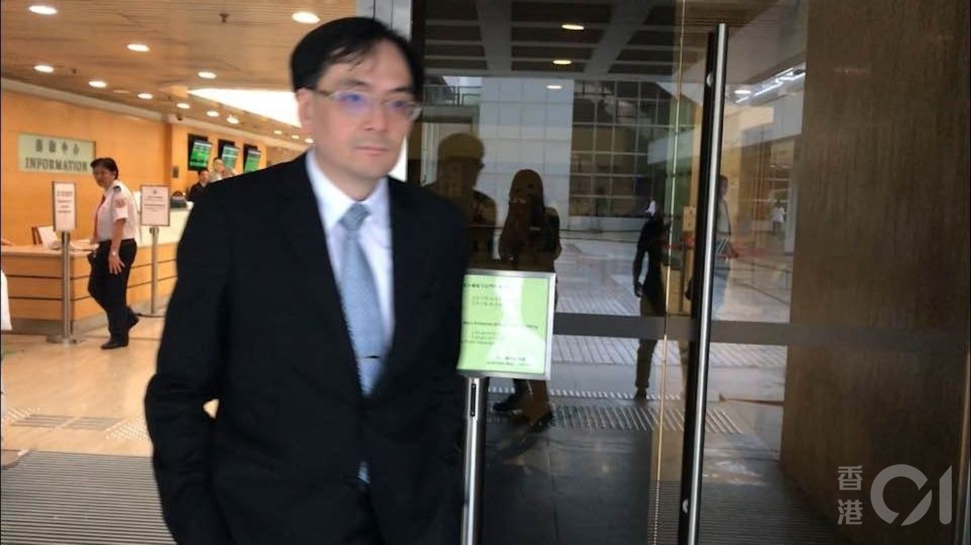中大教授梁德楊為許金山作品格證人,並指許為人細心。(林樂兒攝) 中大教授梁德楊為許金山作品格證人,並指許為人細心。(林樂兒攝)
