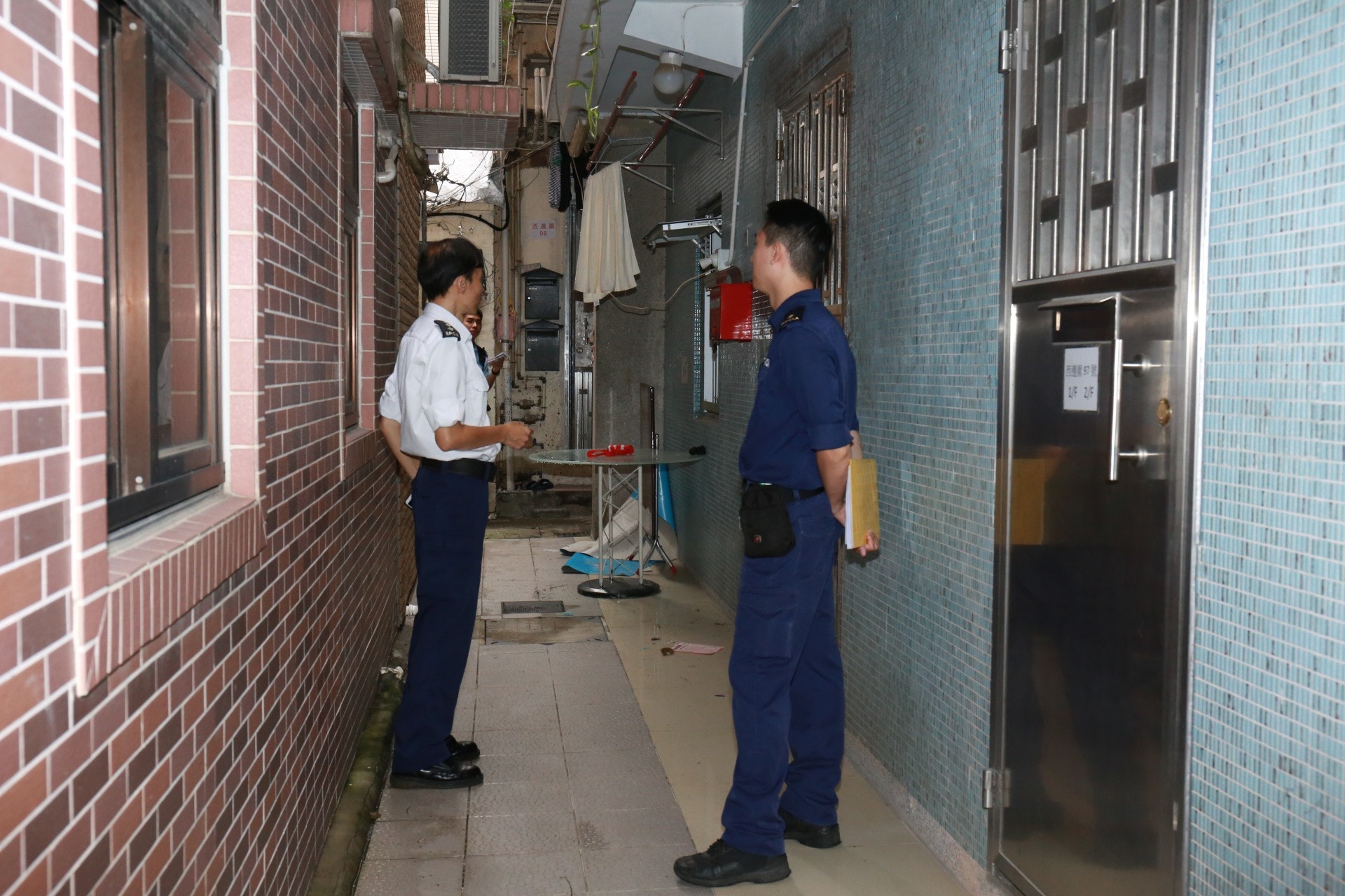 單位傳出惡臭,警方及愛協到場了解事件。(林振華攝) 單位傳出惡臭,警方及愛協到場了解事件。(林振華攝)