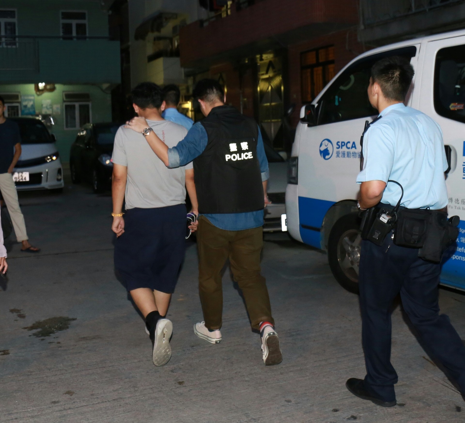 男住戶返回單位協助調查。(林振華攝) 男住戶返回單位協助調查。(林振華攝)