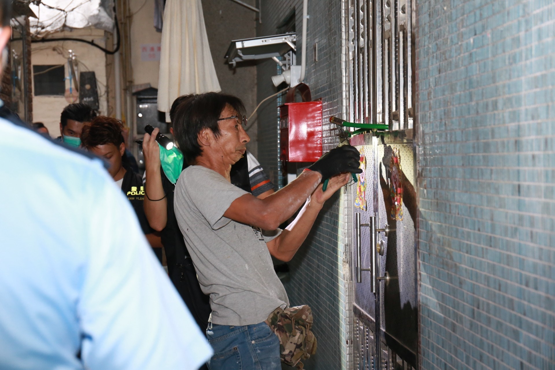 警方派人破門入屋。(林振華攝) 警方派人破門入屋。(林振華攝)