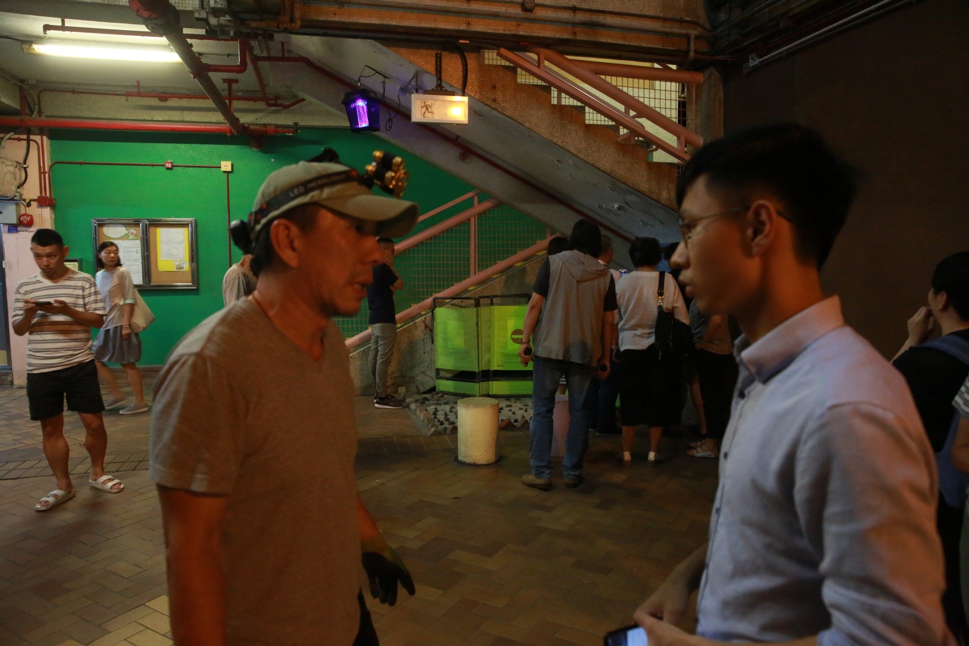 「毛守」創辦人陸家捷(左)在場協助救援,由於被警方拒絕帶走唐狗,他曾向區議員及其助手尋求協助。(王譯揚攝) 「毛守」創辦人陸家捷(左)在場協助救援,由於被警方拒絕帶走唐狗,他曾向區議員及其助手尋求協助。(王譯揚攝)