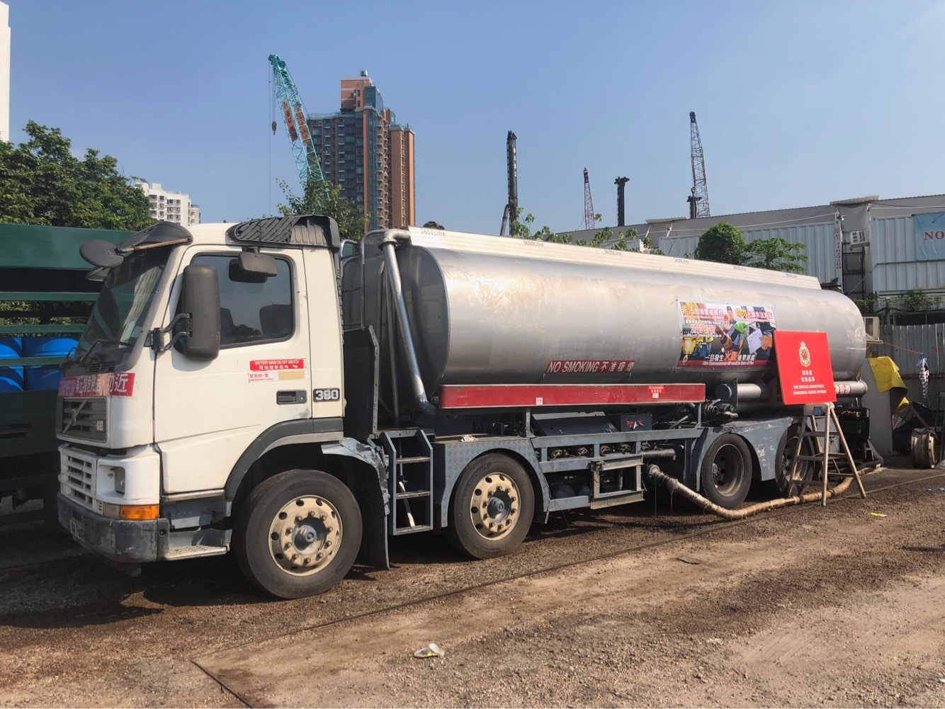 非法油站 消防處粉嶺搗非法加油站扣查油缸車撿柴油拘兩男 香港01 突發 非法油站 消防處粉嶺搗非法加油站扣查油缸車撿柴油拘兩男 香港01 突發