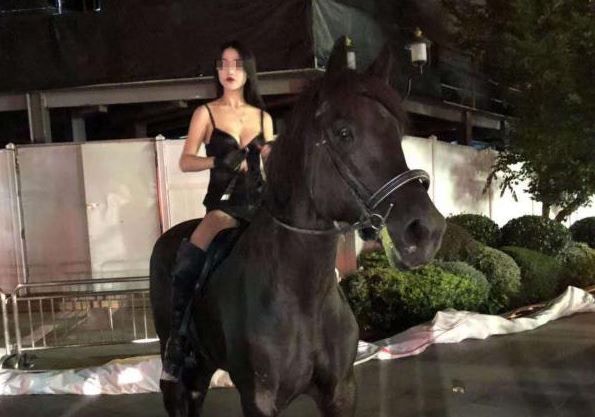 奇人奇事 背心索女深夜騎馬穿行上海鬧市網民 寶馬配美人 香港01 大國小事