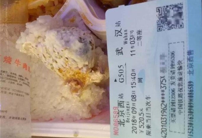 內地高鐵飯盒發霉致食客上吐下瀉，保質期竟長達3月。（湖北日報）