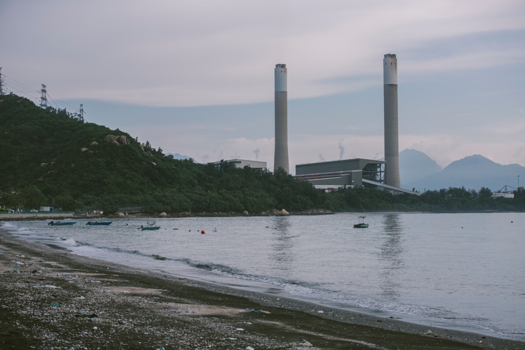 青山發電廠位於踏石角，於1980年起投產，目前發電量為4,108 兆瓦。這兩條高聳入雲的青山發電廠大煙囪，已成為龍鼓灘的地標。（鄭子峰攝）