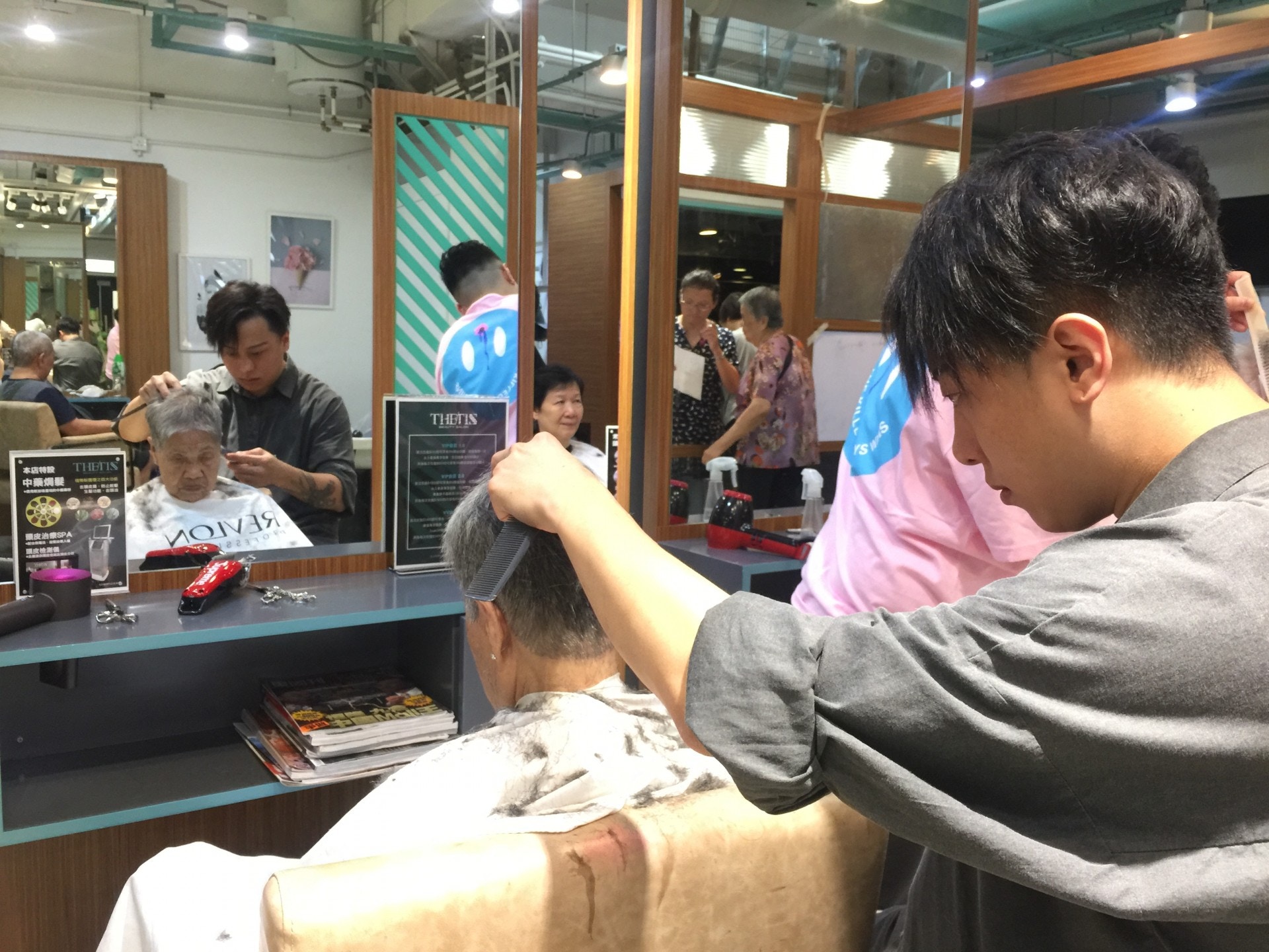 髮型師張之白（小白）於今年初起每月首星期四，自發於其髮型店內舉行長者義剪活動。（李智智攝）