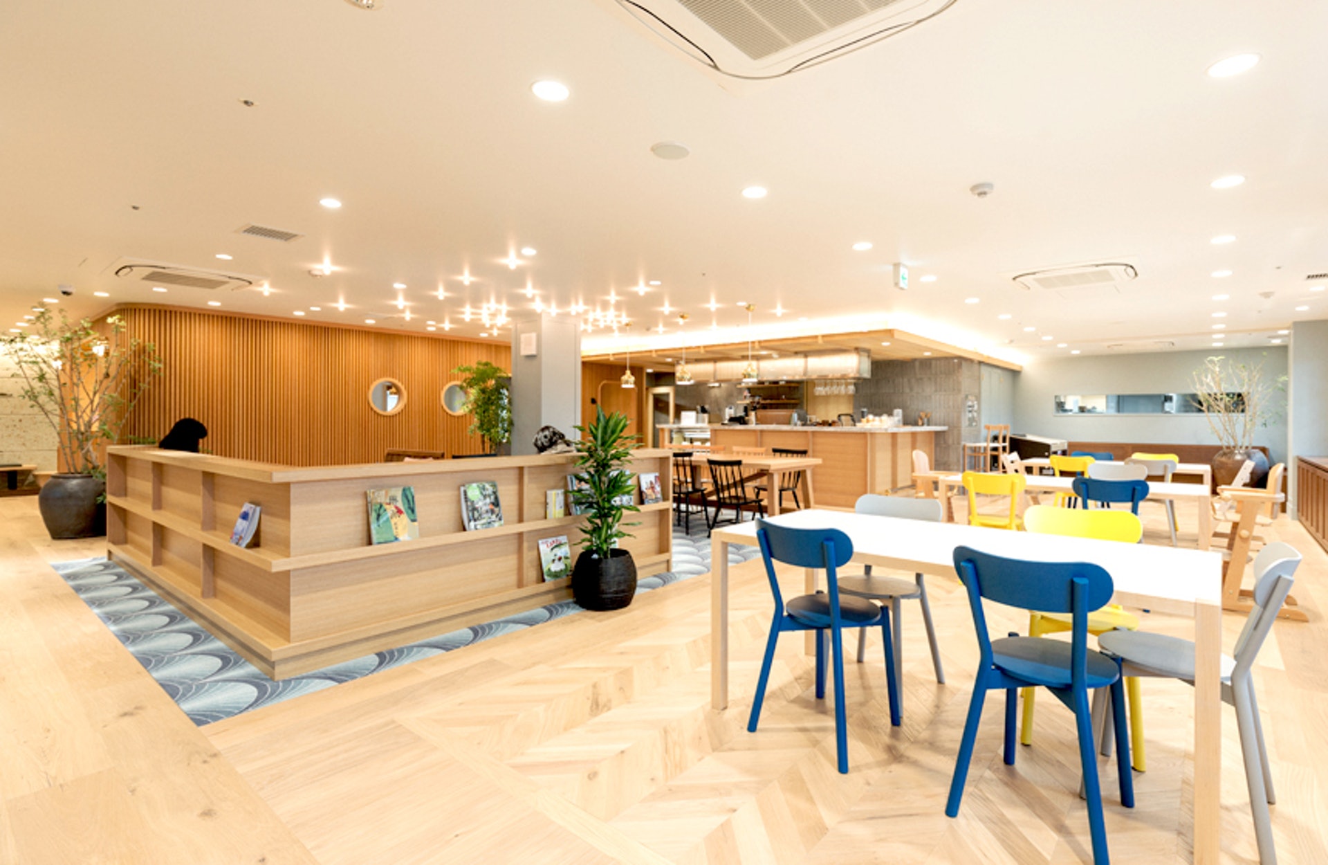 「グランドオーク百寿」地下的咖啡店—OAK CAFE,設計簡約溫暖。(圖片出處:グランドオーク百寿官方網站)