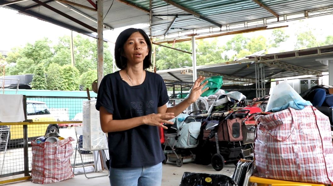 Ivy指起碼8至10隻狗因為怕人、不能戴頸帶或不敢離開籠而要留在狗場,所以她亦會留守,照顧狗隻。(王海圖攝) Ivy指起碼8至10隻狗因為怕人、不能戴頸帶或不敢離開籠而要留在狗場,所以她亦會留守,照顧狗隻。(王海圖攝)