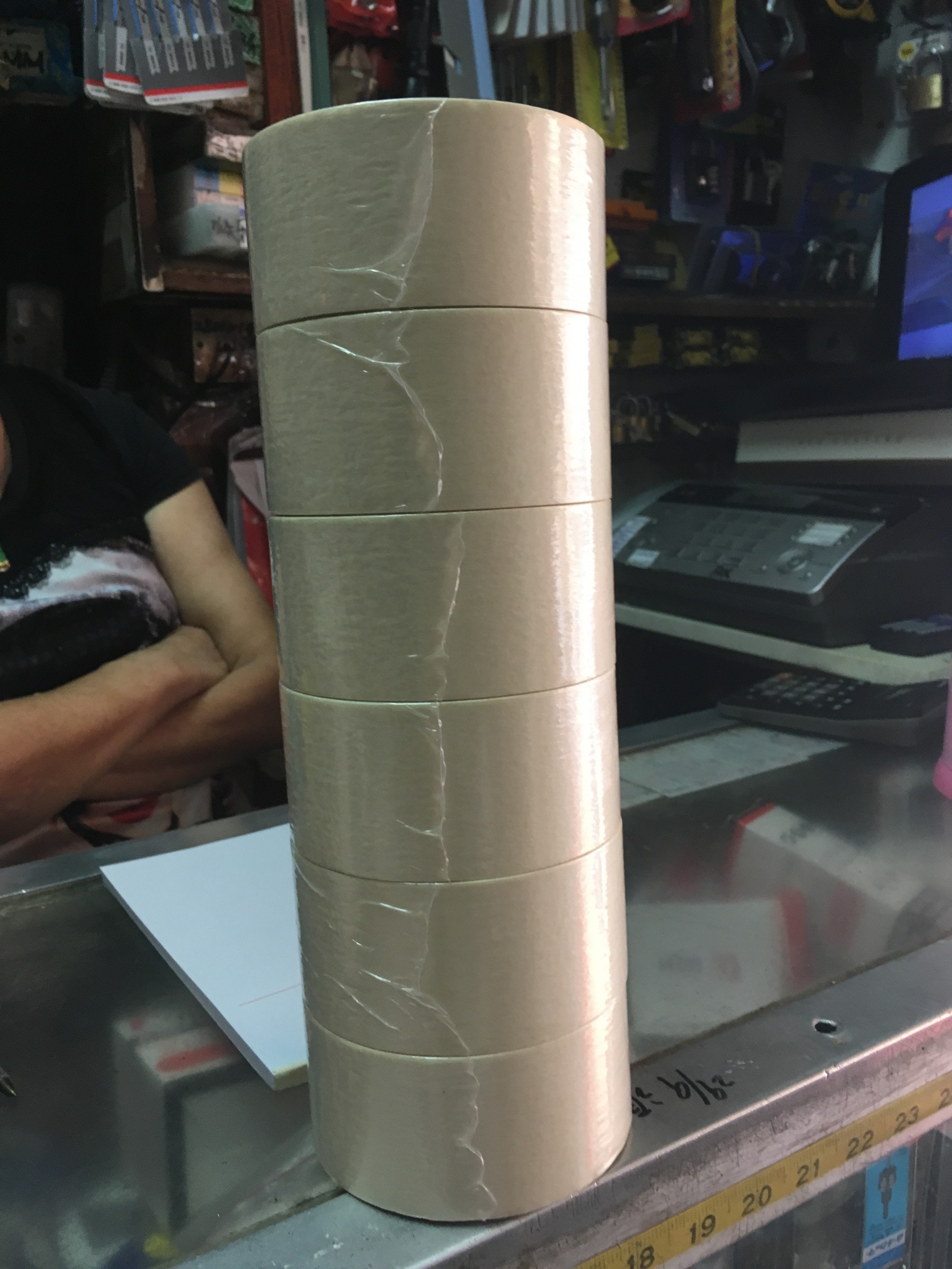 皺紋膠紙受力程度不及布質牛皮膠紙和封箱膠紙,但易於清潔,五金店店員指膠紙「一撕就是,不留痕跡。」(鄭翠碧攝) 皺紋膠紙受力程度不及布質牛皮膠紙和封箱膠紙,但易於清潔,五金店店員指膠紙「一撕就是,不留痕跡。」(鄭翠碧攝)