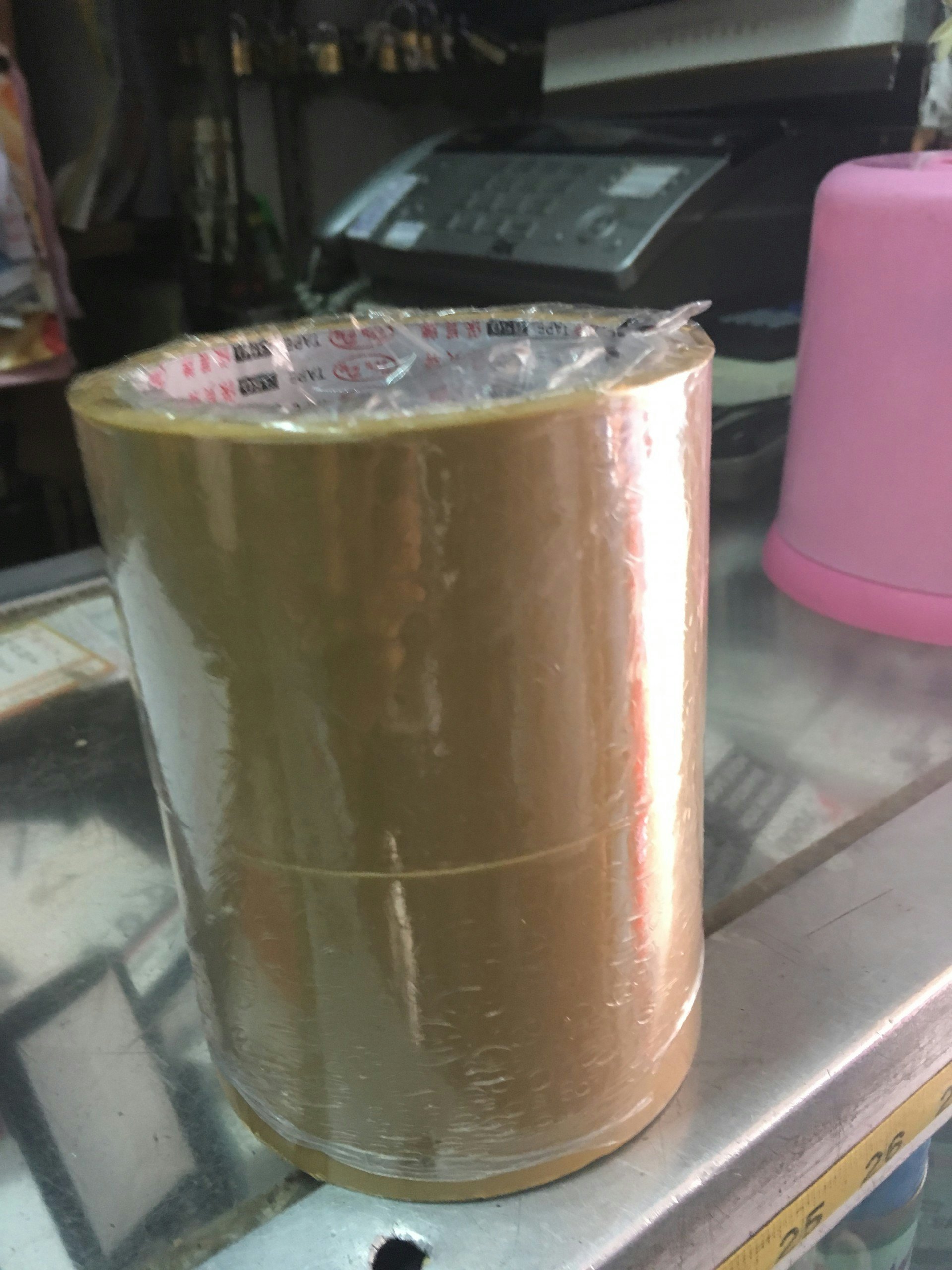 啡色封箱膠紙,韌力不及布質牛皮膠紙,清潔亦較難,容易留下膠跡。(鄭翠碧攝) 啡色封箱膠紙,韌力不及布質牛皮膠紙,清潔亦較難,容易留下膠跡。(鄭翠碧攝)