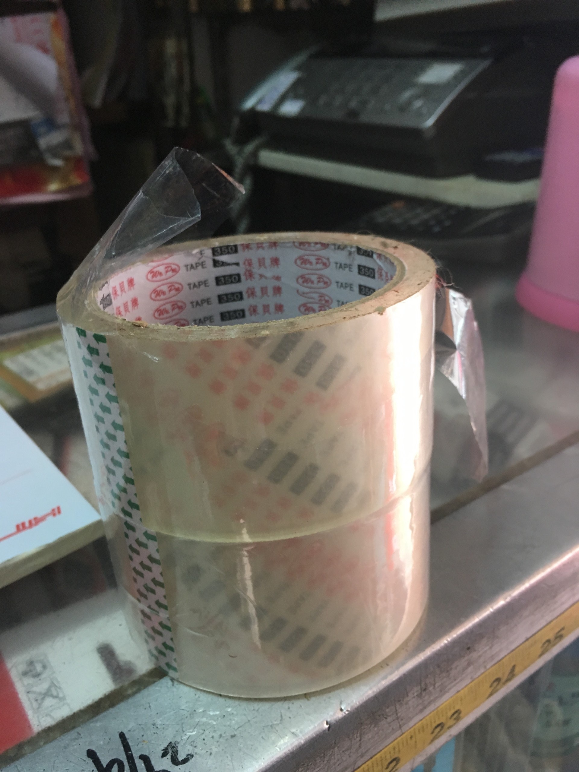 透明封箱膠紙韌力不俗,但略遜布質牛皮膠紙,亦較易留下膠跡。(鄭翠碧攝) 透明封箱膠紙韌力不俗,但略遜布質牛皮膠紙,亦較易留下膠跡。(鄭翠碧攝)