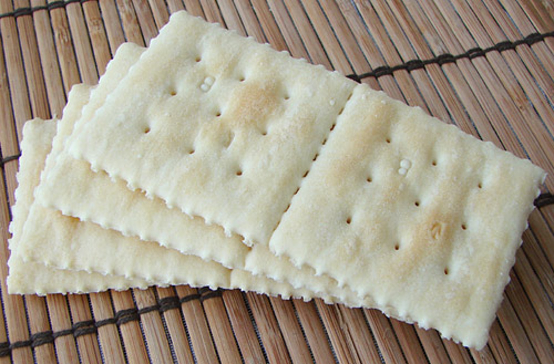 梳打餅乾有助中和胃酸。(網上圖片) 梳打餅乾有助中和胃酸。(網上圖片)