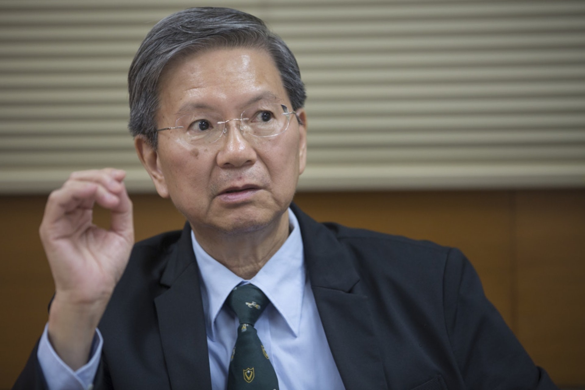 颱風山竹襲港,「港版神探伽利略」盧覺強教路,將報紙摺成厚厚的條狀,夾在窗邊可防止滲水。(資料圖片) 颱風山竹襲港,「港版神探伽利略」盧覺強教路,將報紙摺成厚厚的條狀,夾在窗邊可防止滲水。(資料圖片)