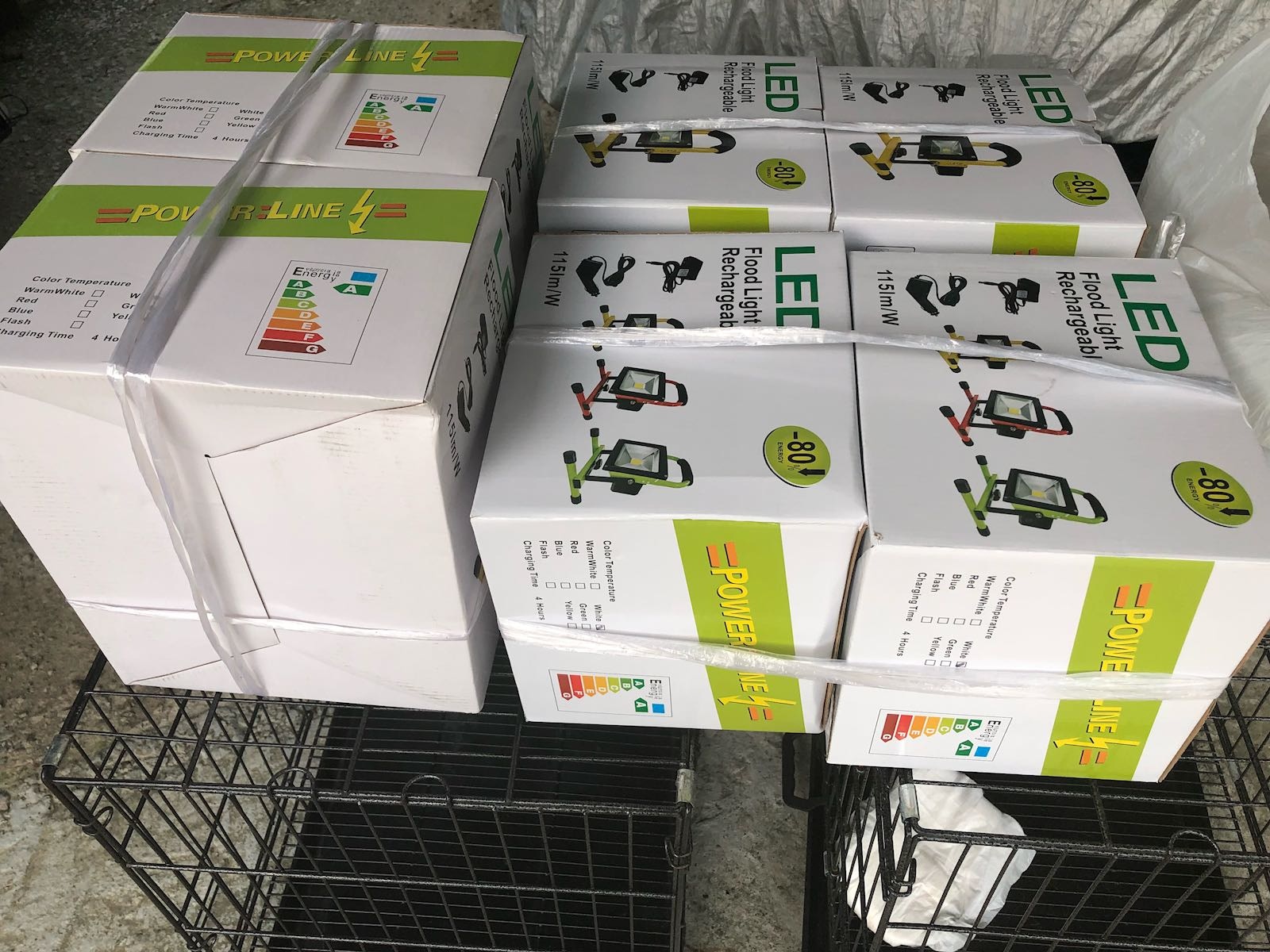 「阿棍屋」負責人謝小姐稱,添置多盞充電射燈,以防電力系統受風災影響故障。(受訪者提供) 「阿棍屋」負責人謝小姐稱,添置多盞充電射燈,以防電力系統受風災影響故障。(受訪者提供)