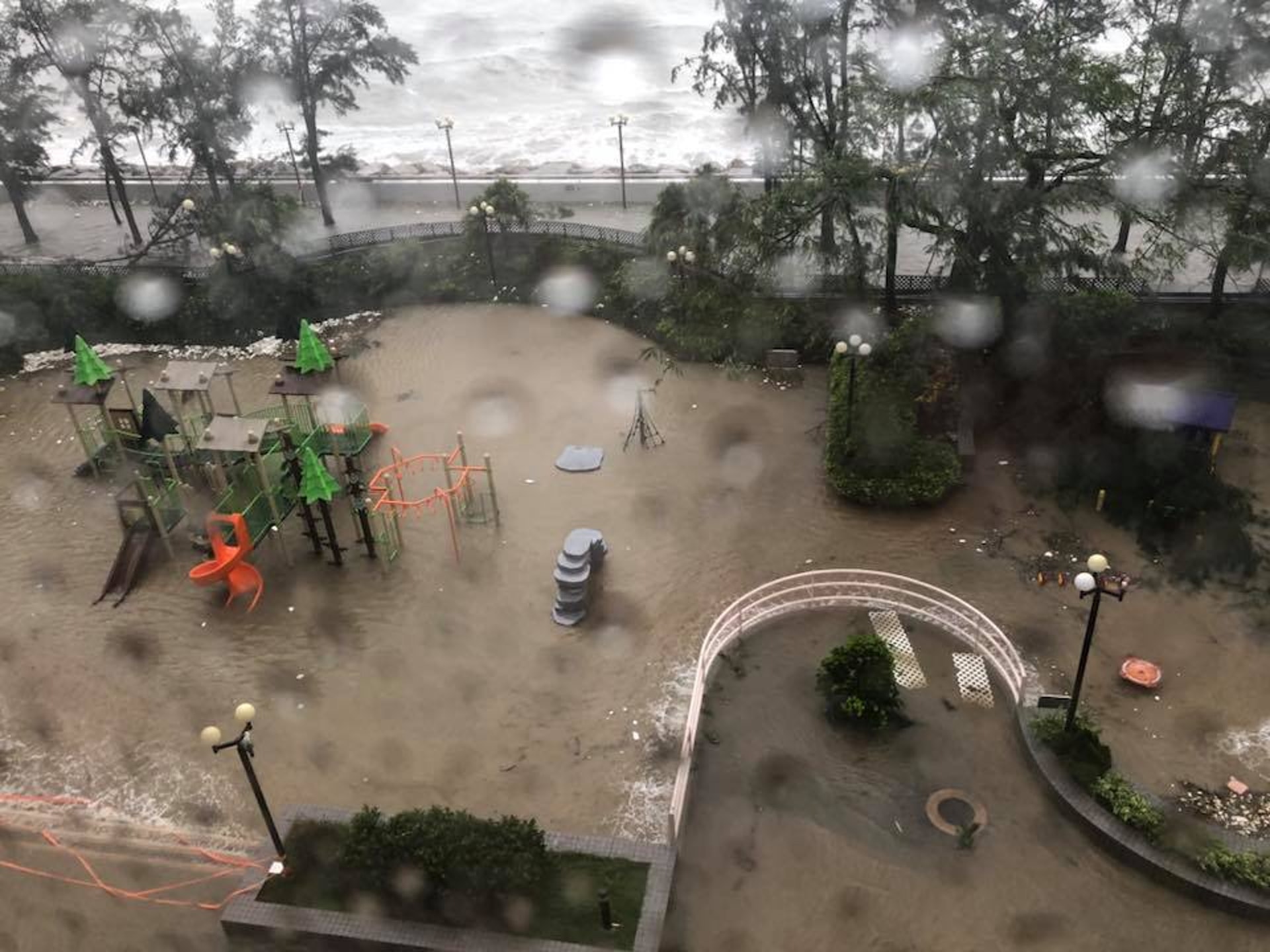 網民拍攝的片段顯示,杏花邨受海水倒灌影響,屋苑的兒童遊樂場約一個小時便被海水浸滿。(fb群組「巴打絲打 Facebook Club」圖片) 網民拍攝的片段顯示,杏花邨受海水倒灌影響,屋苑的兒童遊樂場約一個小時便被海水浸滿。(fb群組「巴打絲打 Facebook Club」圖片)