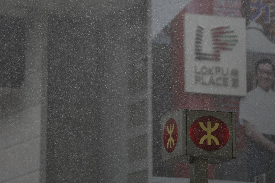 颱風山竹︰天文台亦已於上午9時10分發出黃色暴雨警告信號，港鐵正維持有限度的隧道段鐵路服務。（張浩維攝）