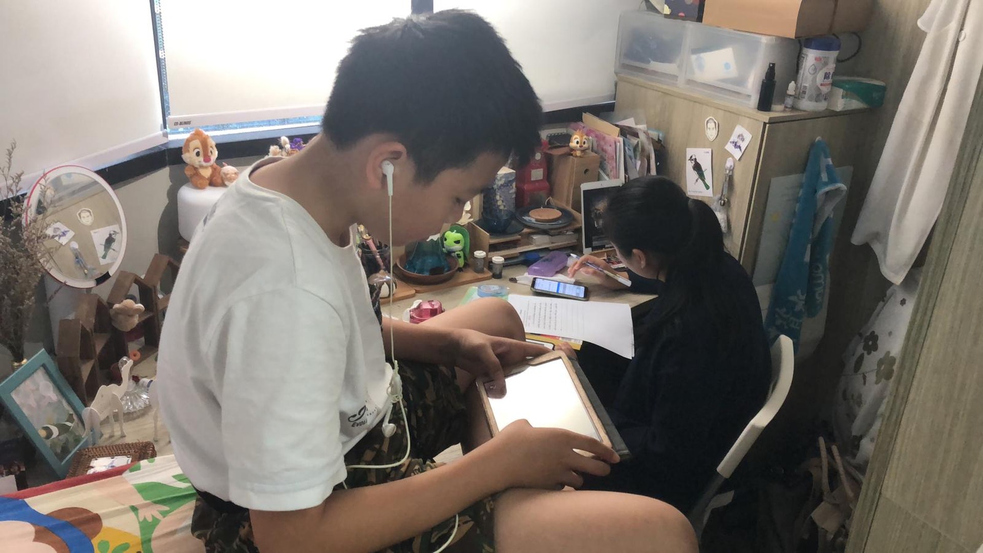 天虹老師擔心一對姊弟的安危,昨晚收留他們到自己家暫避。 天虹老師擔心一對姊弟的安危,昨晚收留他們到自己家暫避。