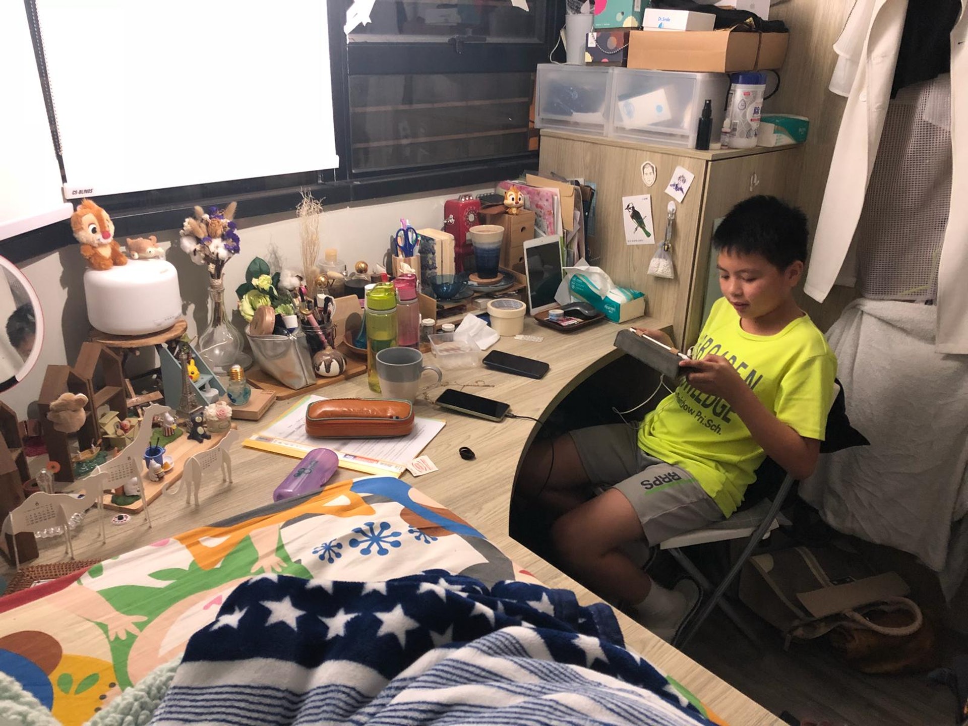 吳老師擔心一對小姊弟的安危,昨日將他們帶回自己家中代為照顧。 吳老師擔心一對小姊弟的安危,昨日將他們帶回自己家中代為照顧。