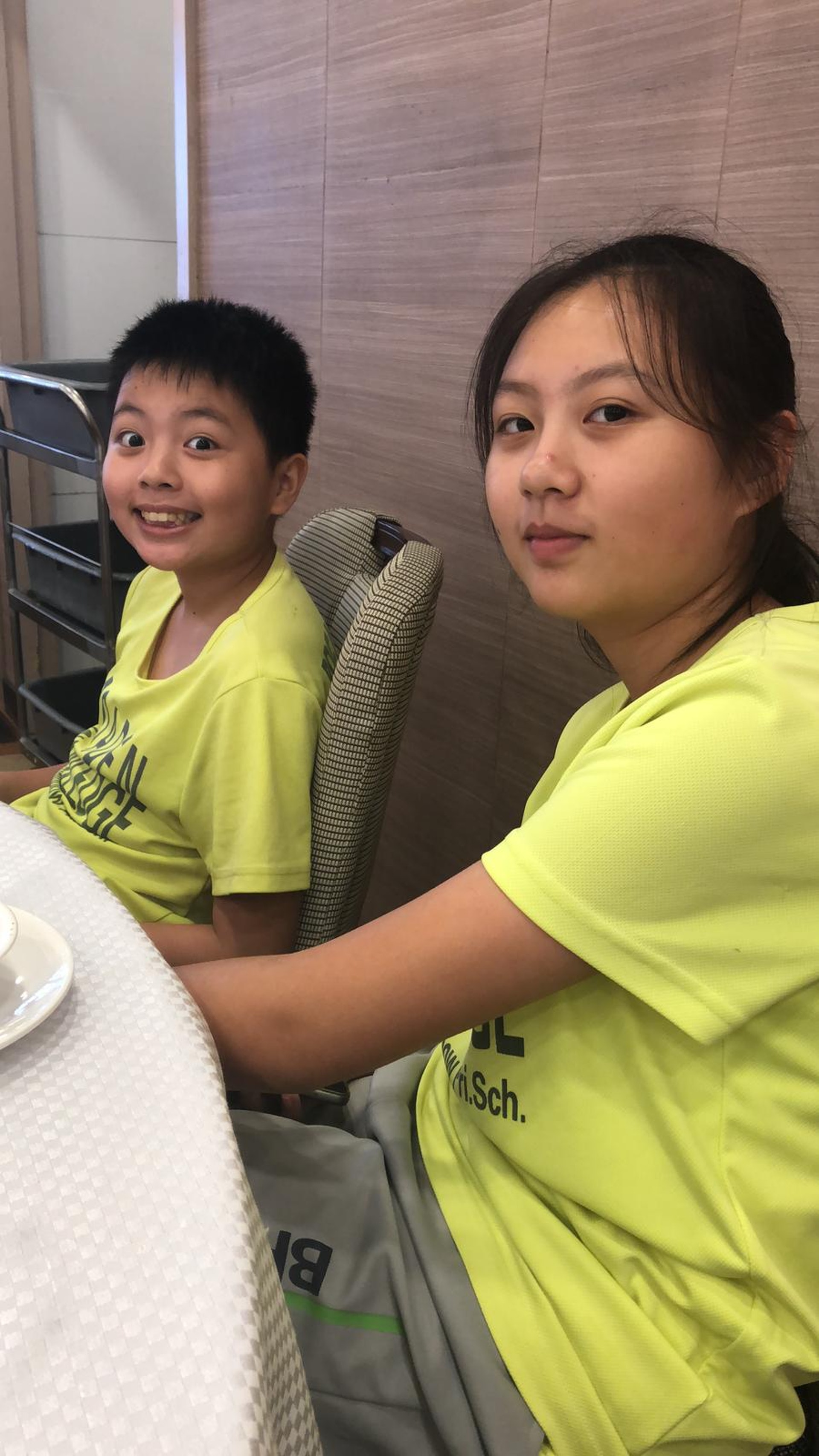 吳老師擔心一對小姊弟的安危,昨日將他們帶回自己家中代為照顧。 吳老師擔心一對小姊弟的安危,昨日將他們帶回自己家中代為照顧。