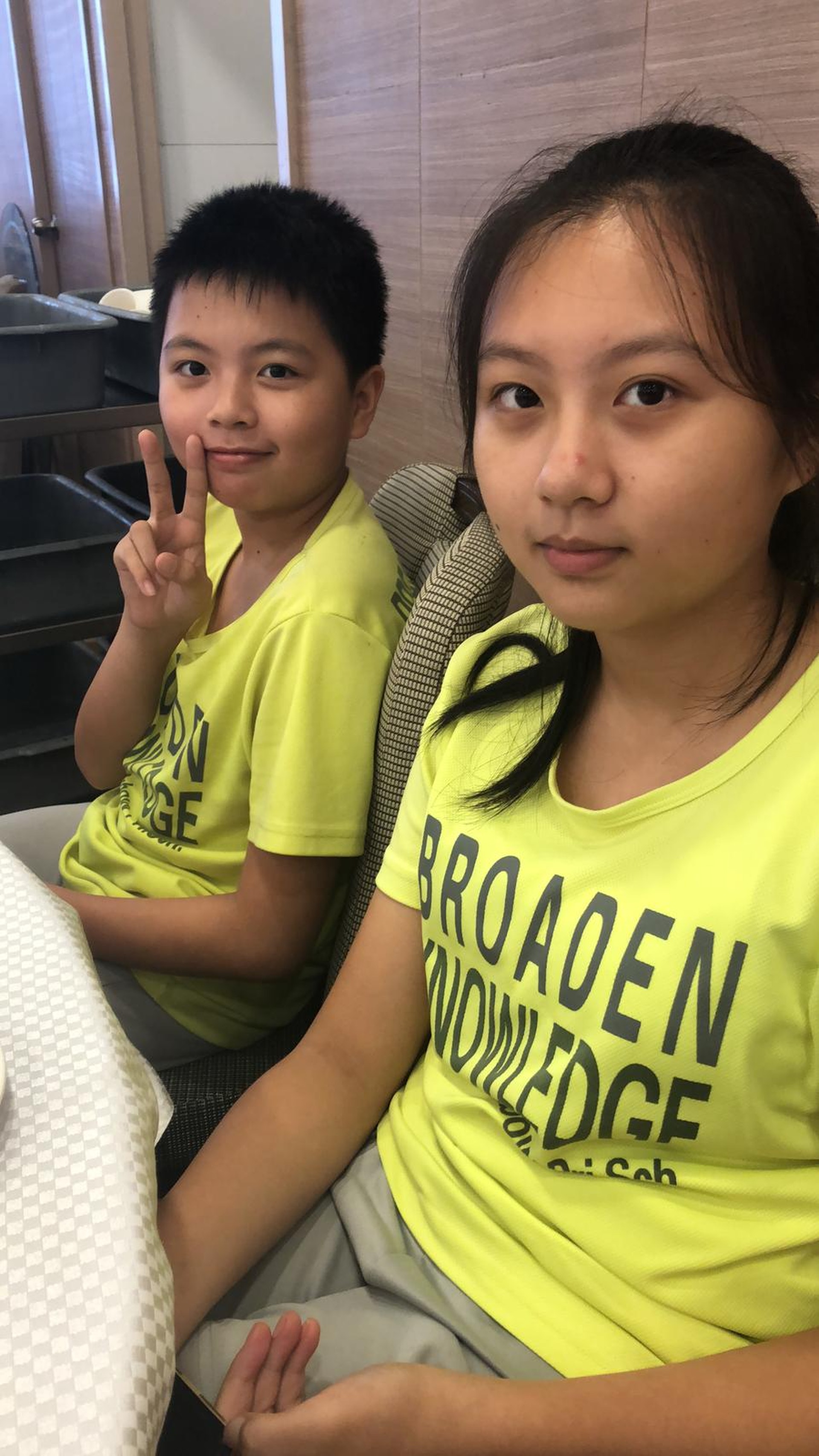 吳老師擔心一對小姊弟的安危,昨日將他們帶回自己家中代為照顧。 吳老師擔心一對小姊弟的安危,昨日將他們帶回自己家中代為照顧。