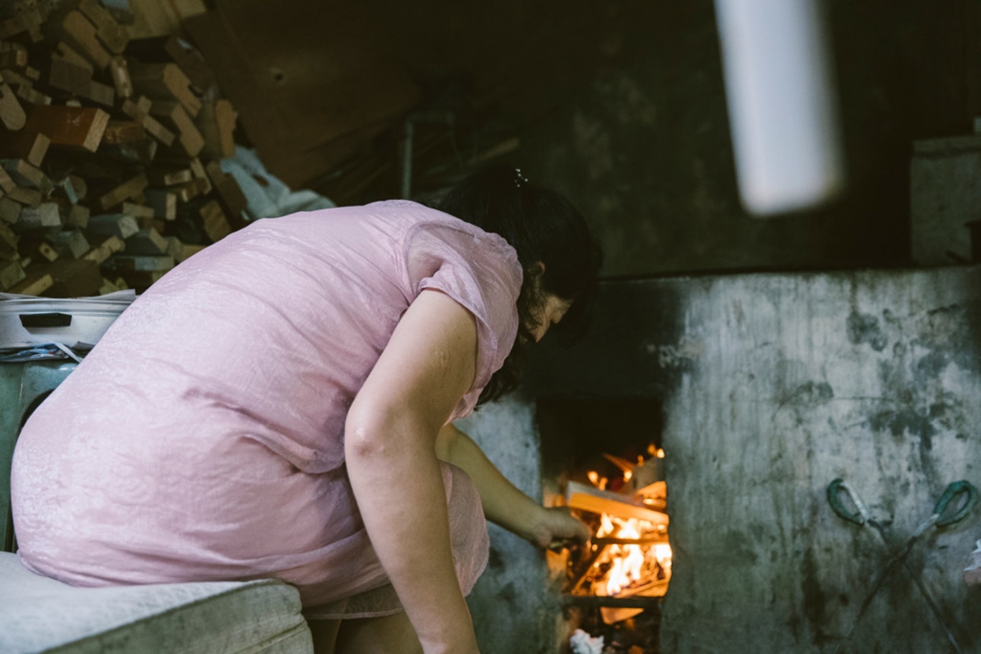 住在英莉家旁邊寮屋的美虹姊弟,家中同樣以柴火煮食。(攝影:鄭子峰) 住在英莉家旁邊寮屋的美虹姊弟,家中同樣以柴火煮食。(攝影:鄭子峰)