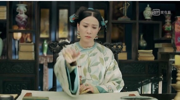嫻妃正在寫家書，原來是他人代筆。（網上圖片）
