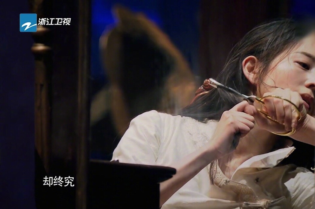 張鈞甯親剪頭髮。(網上圖片) 張鈞甯親剪頭髮。(網上圖片)