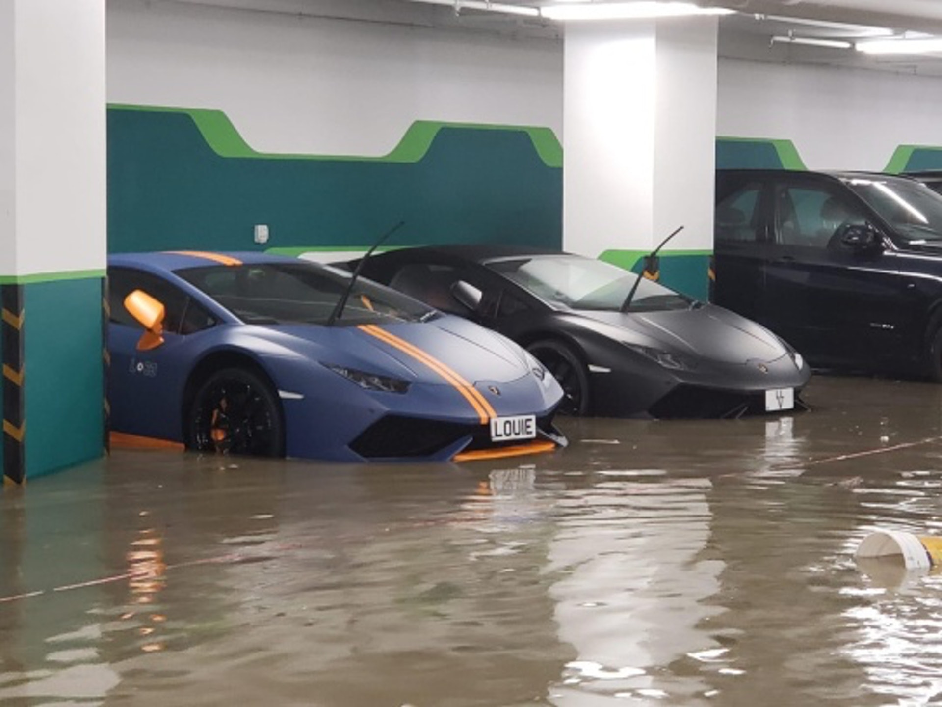 將軍澳嘉悅停車場水浸,有林寶堅尼遭海水淹浸。(網上圖片) 將軍澳嘉悅停車場水浸,有林寶堅尼遭海水淹浸。(網上圖片)