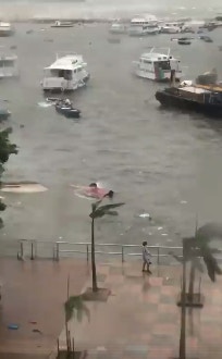 有網民拍到狗狗被困西貢近岸海面的一隻反艇上,遂上傳尋求救援方法。(Facebook群組「貢想 Vision Sai Kung」影片截圖) 有網民拍到狗狗被困西貢近岸海面的一隻反艇上,遂上傳尋求救援方法。(Facebook群組「貢想 Vision Sai Kung」影片截圖)