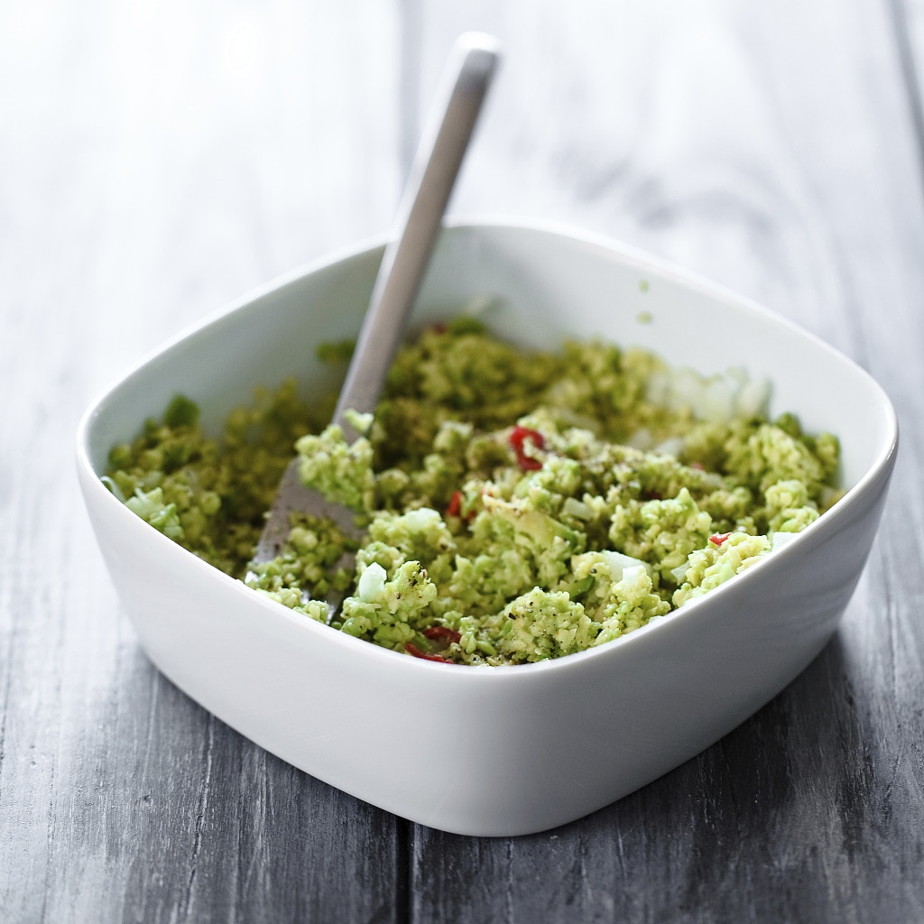 很多人會儲定一小罐牛油果醬（Guacamole）放在雪櫃裡，方便之後食用。牛油果內的某種脂肪能舒緩體內的炎症和壓力，亦能使你睡得更甜。（VCG）