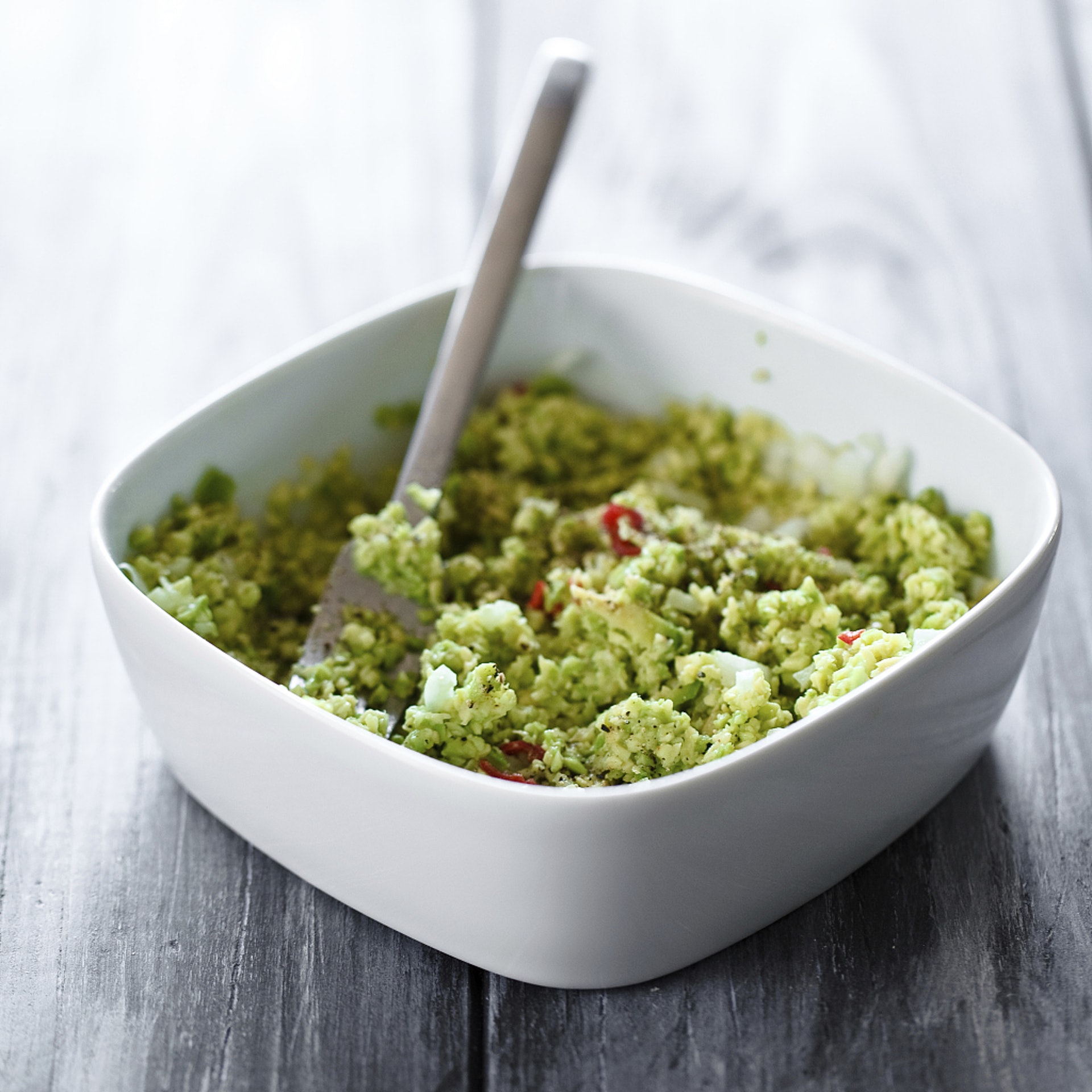 很多人會儲定一小罐牛油果醬(Guacamole)放在雪櫃裡,方便之後食用。牛油果內的某種脂肪能舒緩體內的炎症和壓力,亦能使你睡得更甜。(VCG) 很多人會儲定一小罐牛油果醬(Guacamole)放在雪櫃裡,方便之後食用。牛油果內的某種脂肪能舒緩體內的炎症和壓力,亦能使你睡得更甜。(VCG)