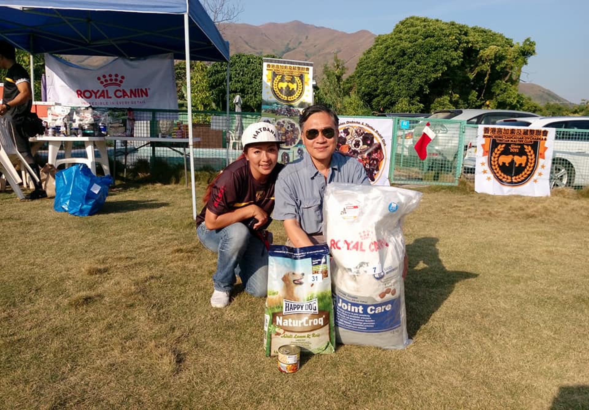 狗場負責人洪先生(右一)在營救救狗狗時疑遭瓦礫撃們,導致腦出升及全身多處骨折。(老有所依動物村-洪家棣) 狗場負責人洪先生(右一)在營救救狗狗時疑遭瓦礫撃們,導致腦出升及全身多處骨折。(老有所依動物村-洪家棣)