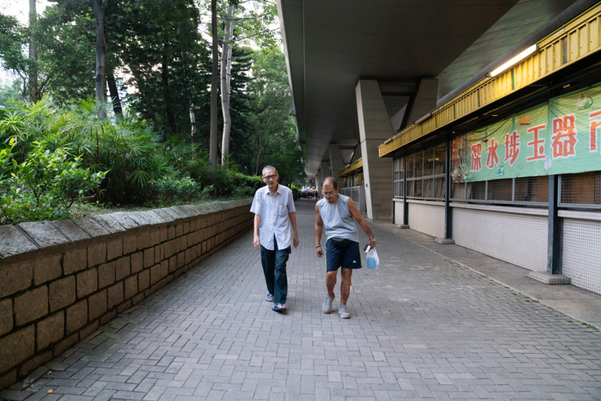 當年露宿的基哥在左,祥哥在右,帶我們重遊橋底。 當年露宿的基哥在左,祥哥在右,帶我們重遊橋底。