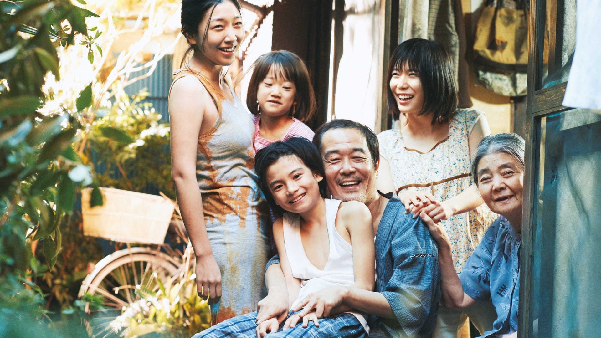 在《小偷家族》中,沒有血緣關係的人,卻成為了「一家人」,各取所需。(電影劇照) 在《小偷家族》中,沒有血緣關係的人,卻成為了「一家人」,各取所需。(電影劇照)