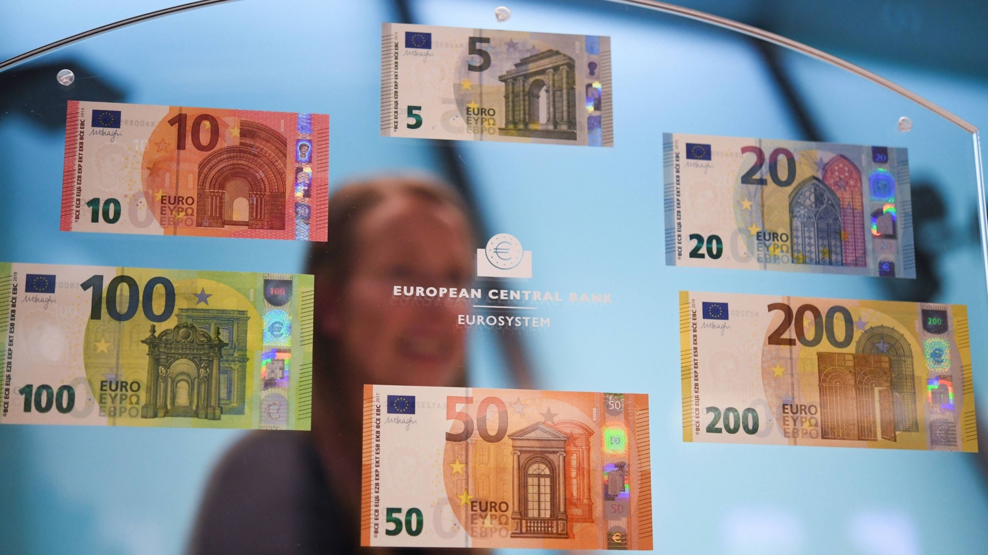 歐洲央行將發行新版100元和200元紙幣新鈔更難偽造