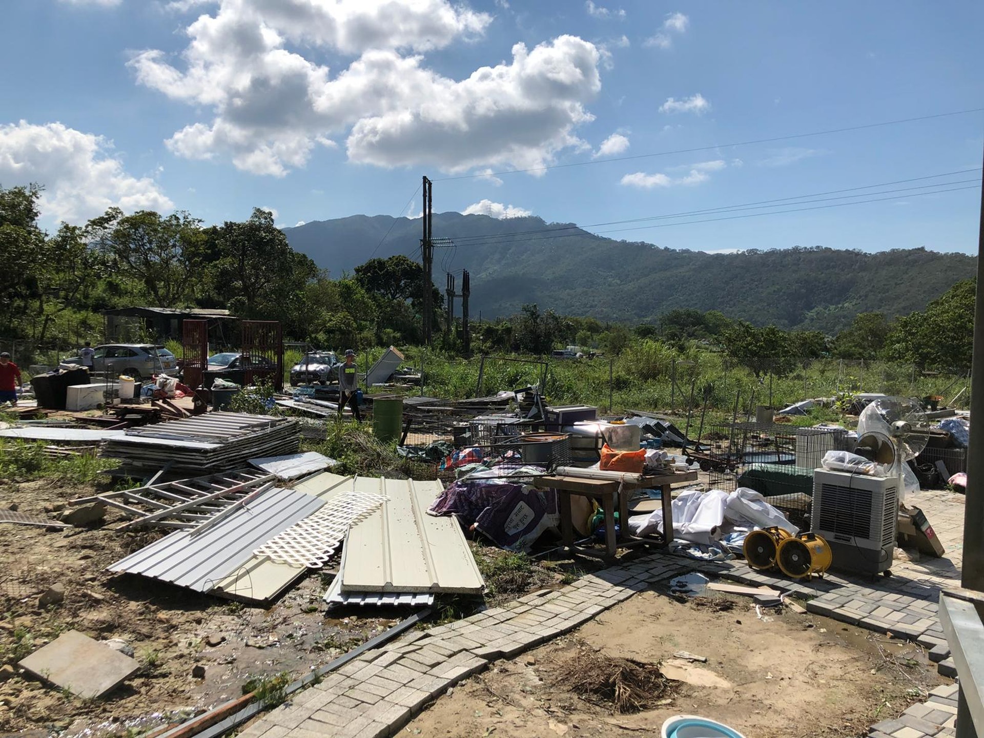十號風球的吹襲過後,「老有所依動物村」的院舍已變得面目全非,中心內所有設施皆被嚴重毀壞。(照片由義工Joey提供) 十號風球的吹襲過後,「老有所依動物村」的院舍已變得面目全非,中心內所有設施皆被嚴重毀壞。(照片由義工Joey提供)