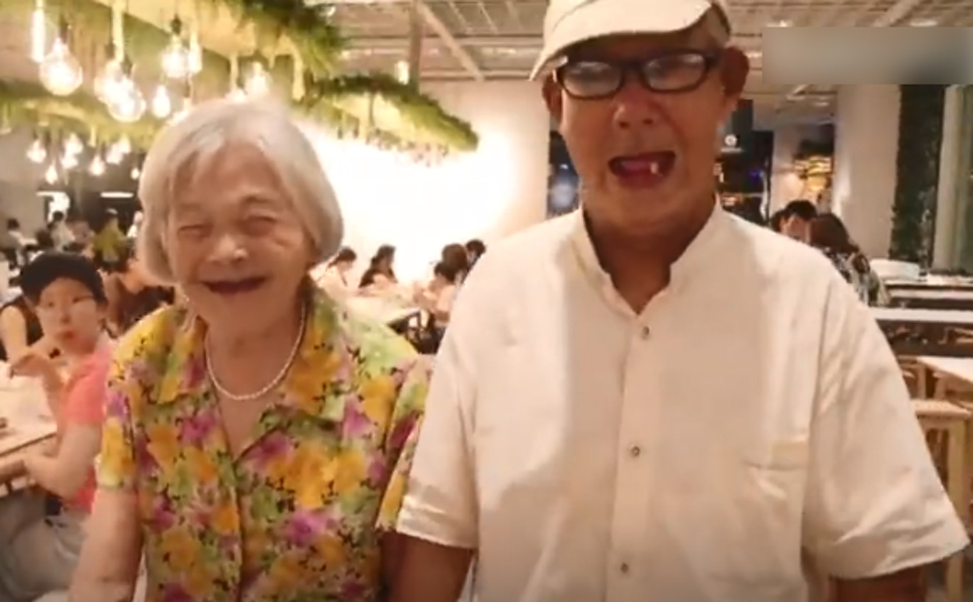 上海一對老夫婦結婚59年來,從未在家煮飯,每更均會手牽手出外「撐枱腳」,幸福之情令一眾網民稱羨。(梨視頻截圖) 上海一對老夫婦結婚59年來,從未在家煮飯,每更均會手牽手出外「撐枱腳」,幸福之情令一眾網民稱羨。(梨視頻截圖)