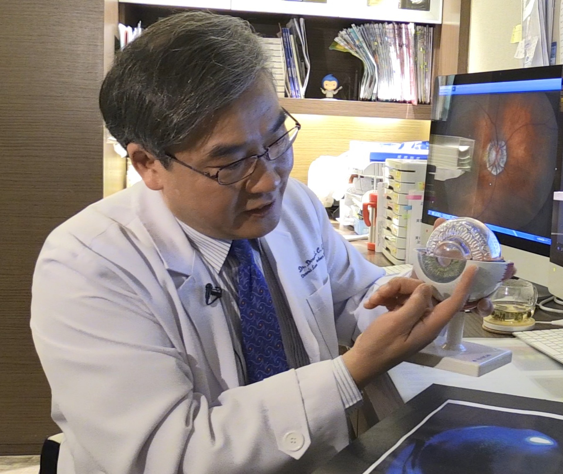 林順潮醫生表示,如果太陽鏡片只是深色,會令瞳孔以為少咗光線入眼而放得更大,變相接收的紫外線更多。(溫嘉敏攝)