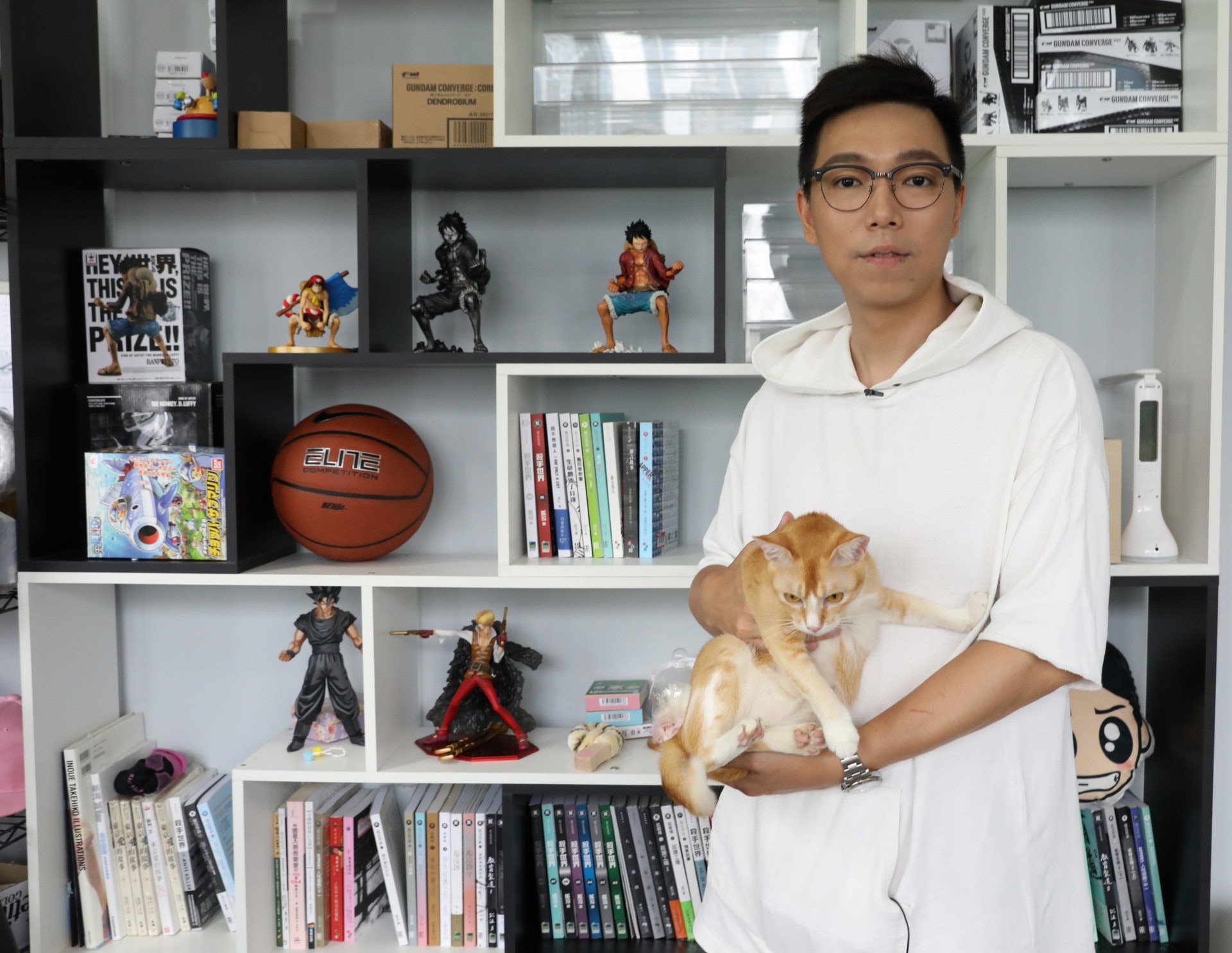 作家孤泣與小貓「僖僖」。(吳嘉俊攝) 作家孤泣與小貓「僖僖」。(吳嘉俊攝)