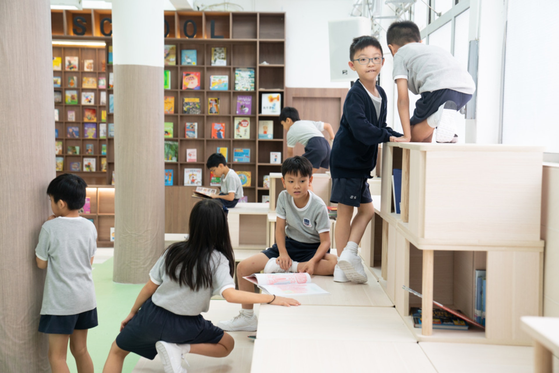 除了Sch-brary,整間學校都沿用了一樣尺寸的格仔,把校內空間更靈活使用。 除了Sch-brary,整間學校都沿用了一樣尺寸的格仔,把校內空間更靈活使用。