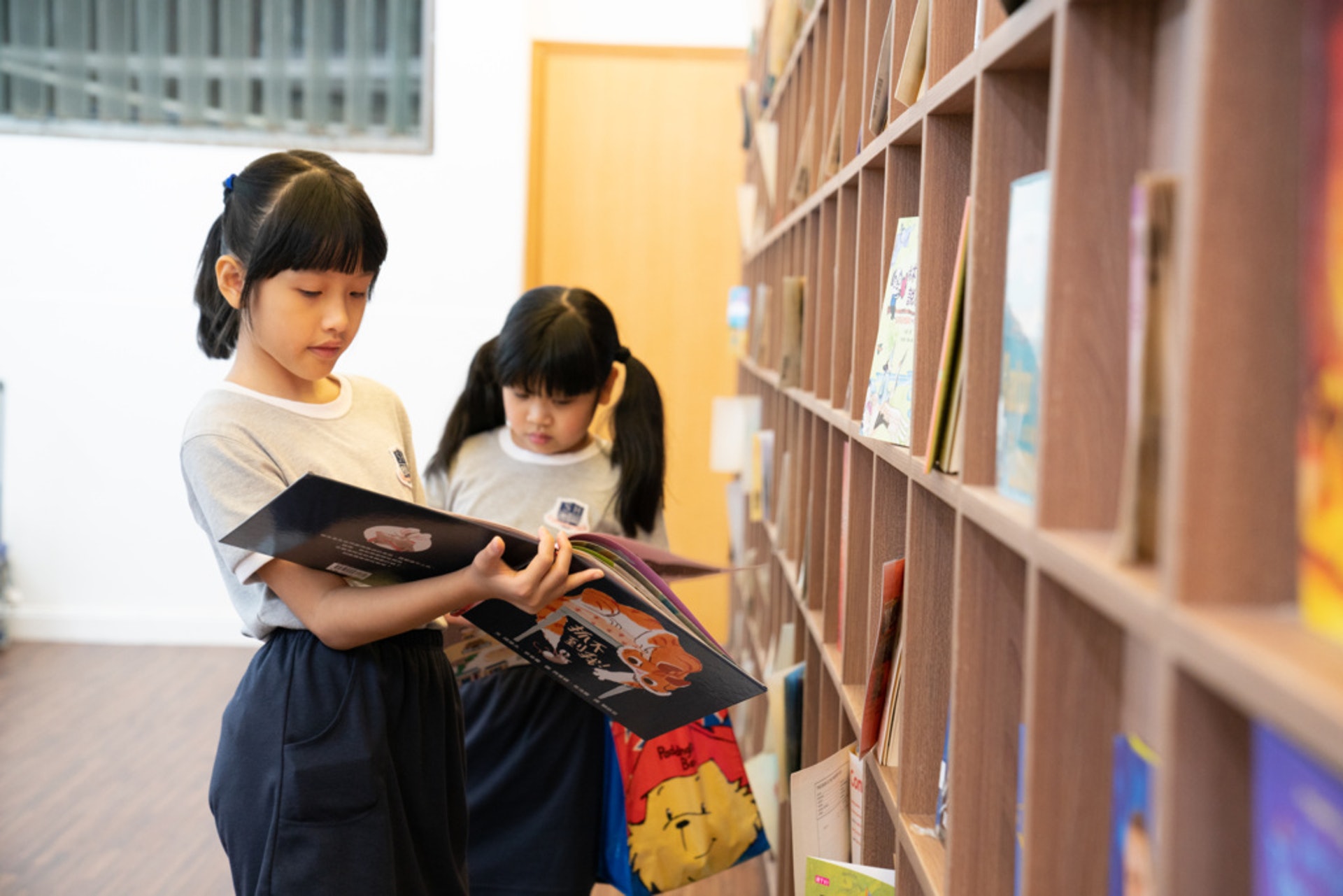 除了Sch-brary,整間學校都沿用了一樣尺寸的格仔,把校內空間更靈活使用。 除了Sch-brary,整間學校都沿用了一樣尺寸的格仔,把校內空間更靈活使用。