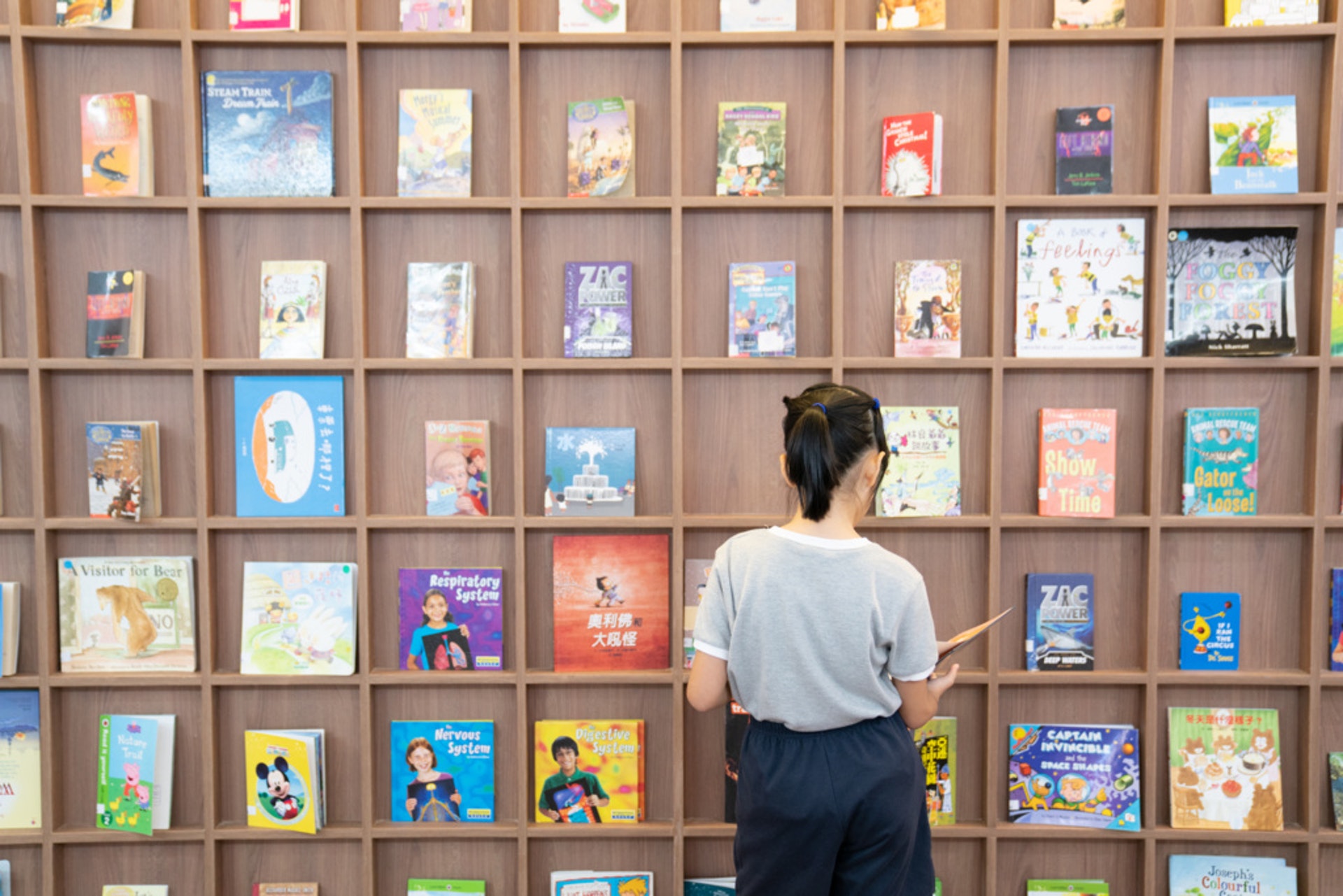 除了Sch-brary,整間學校都沿用了一樣尺寸的格仔,把校內空間更靈活使用。 除了Sch-brary,整間學校都沿用了一樣尺寸的格仔,把校內空間更靈活使用。