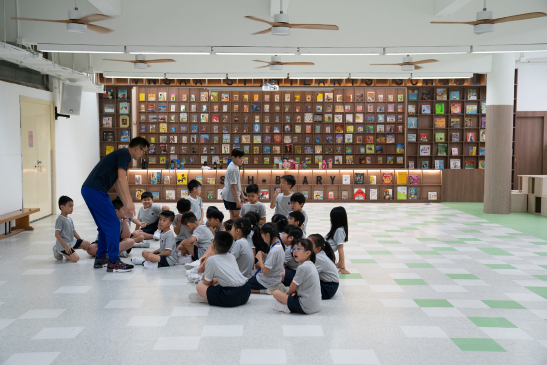 除了Sch-brary,整間學校都沿用了一樣尺寸的格仔,把校內空間更靈活使用。 除了Sch-brary,整間學校都沿用了一樣尺寸的格仔,把校內空間更靈活使用。
