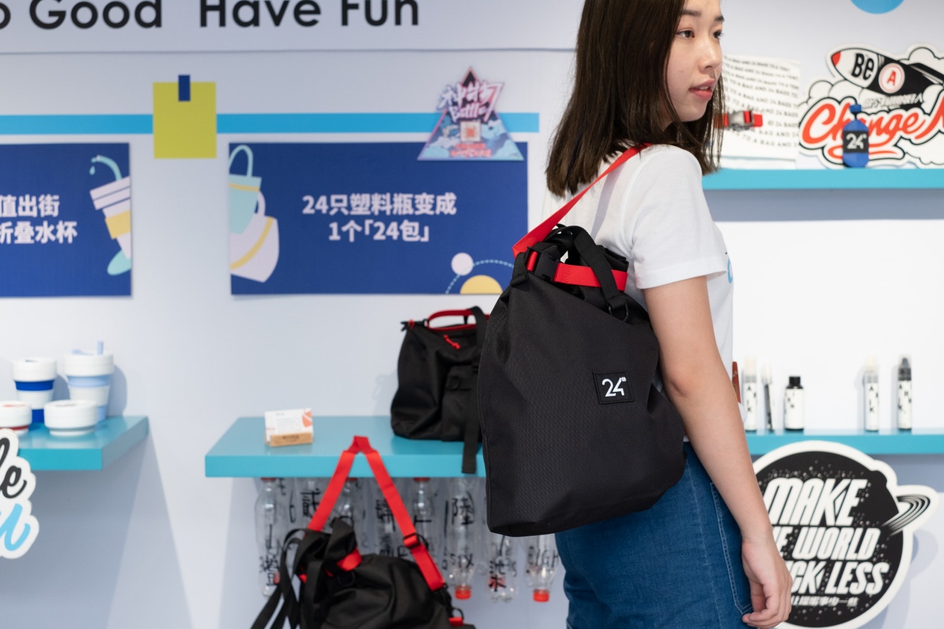「美好商店」店主之一的知靈,即場示範多功能袋的用法,她說:「tote bag分大小兩個size,男女都適合,還可以用紅色帶拉緊,造成兩個外型。」﹙高仲明攝﹚ 「美好商店」店主之一的知靈,即場示範多功能袋的用法,她說:「tote bag分大小兩個size,男女都適合,還可以用紅色帶拉緊,造成兩個外型。」﹙高仲明攝﹚
